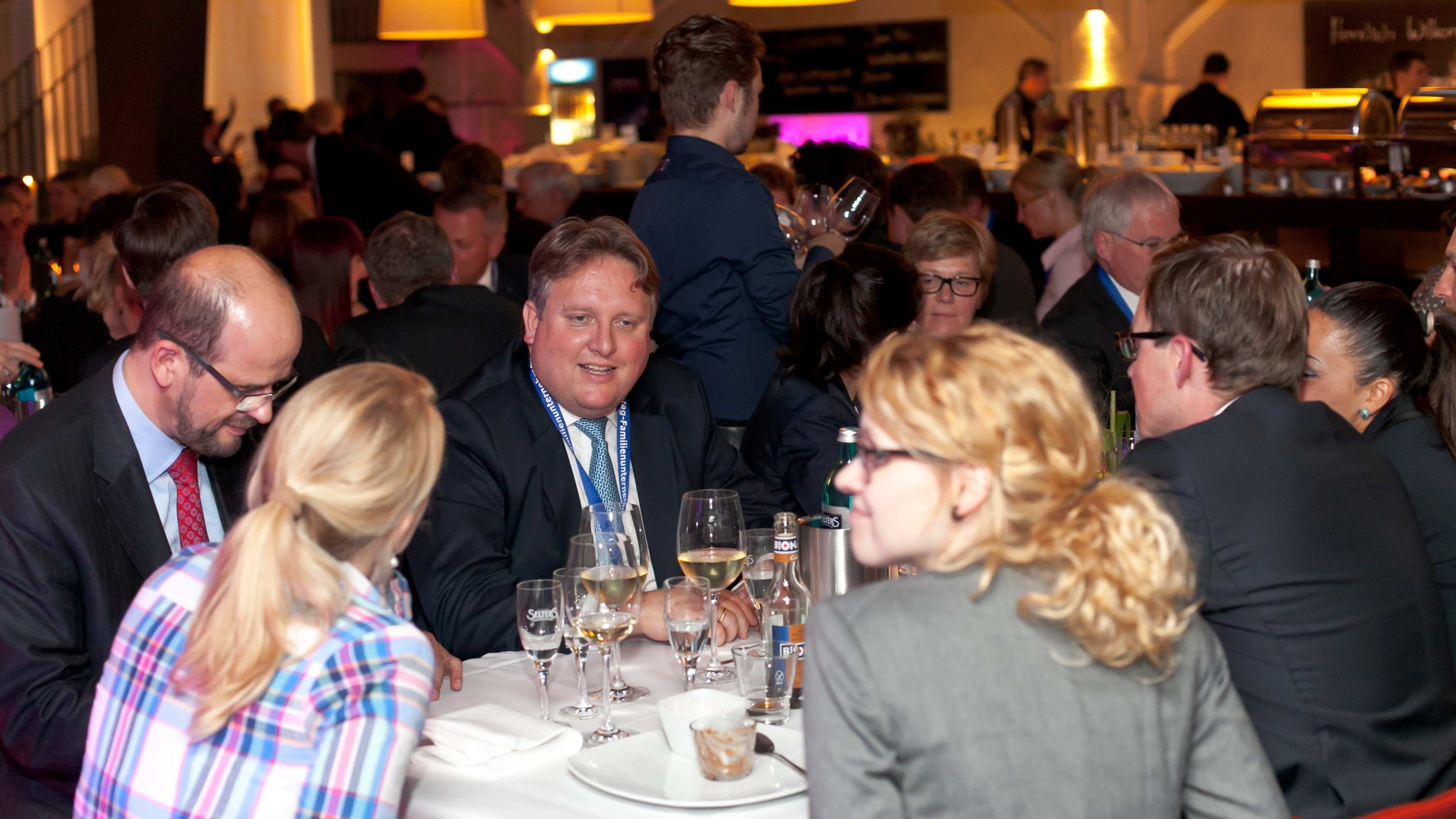 Oetker Unternehmer-Lounge Dinner Mitglieder im Gespräch