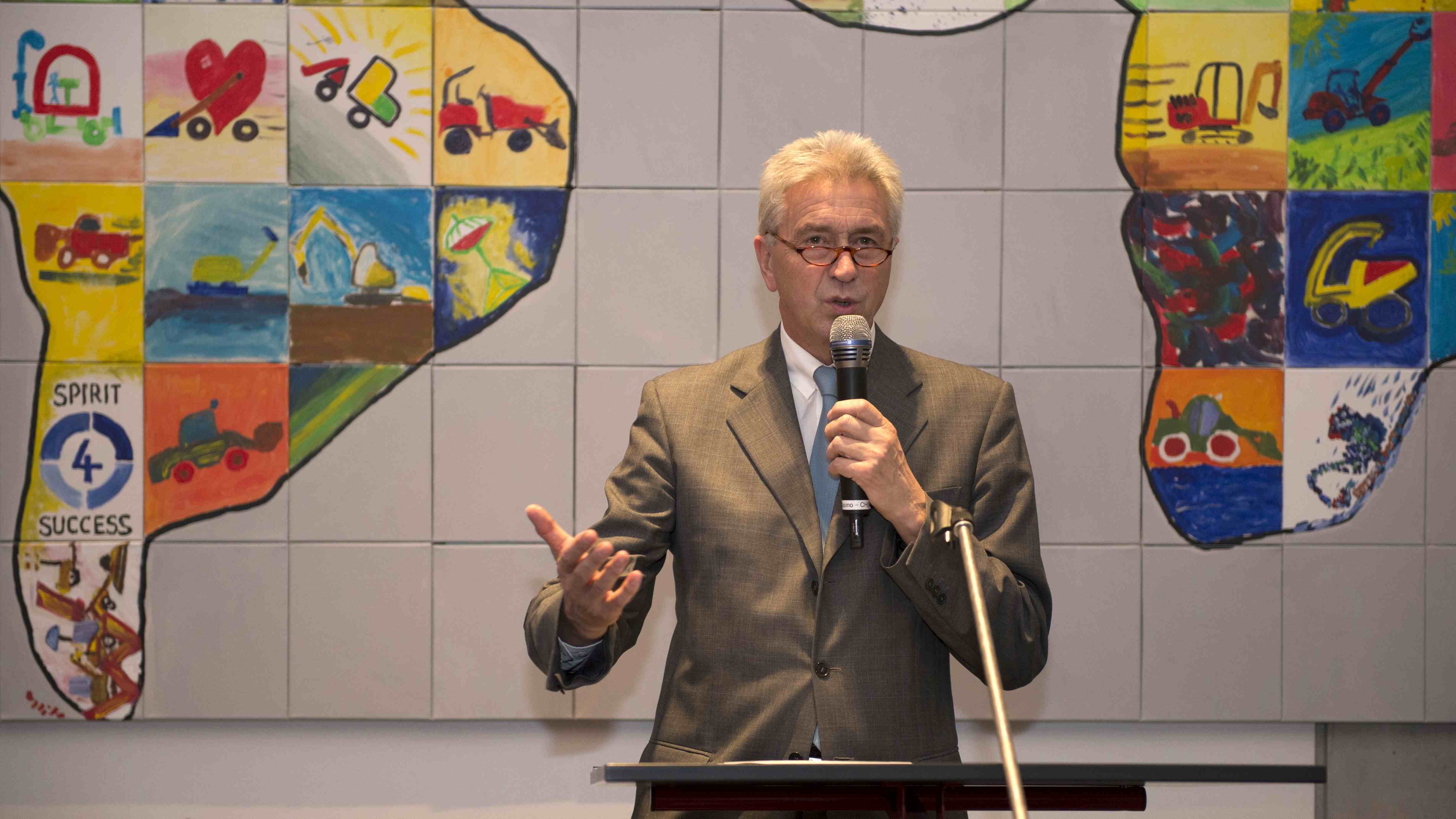 Hans Neunteufel, Vorsitzender des Aufsichtsrats, stellt seine Unternehmensgruppe vor