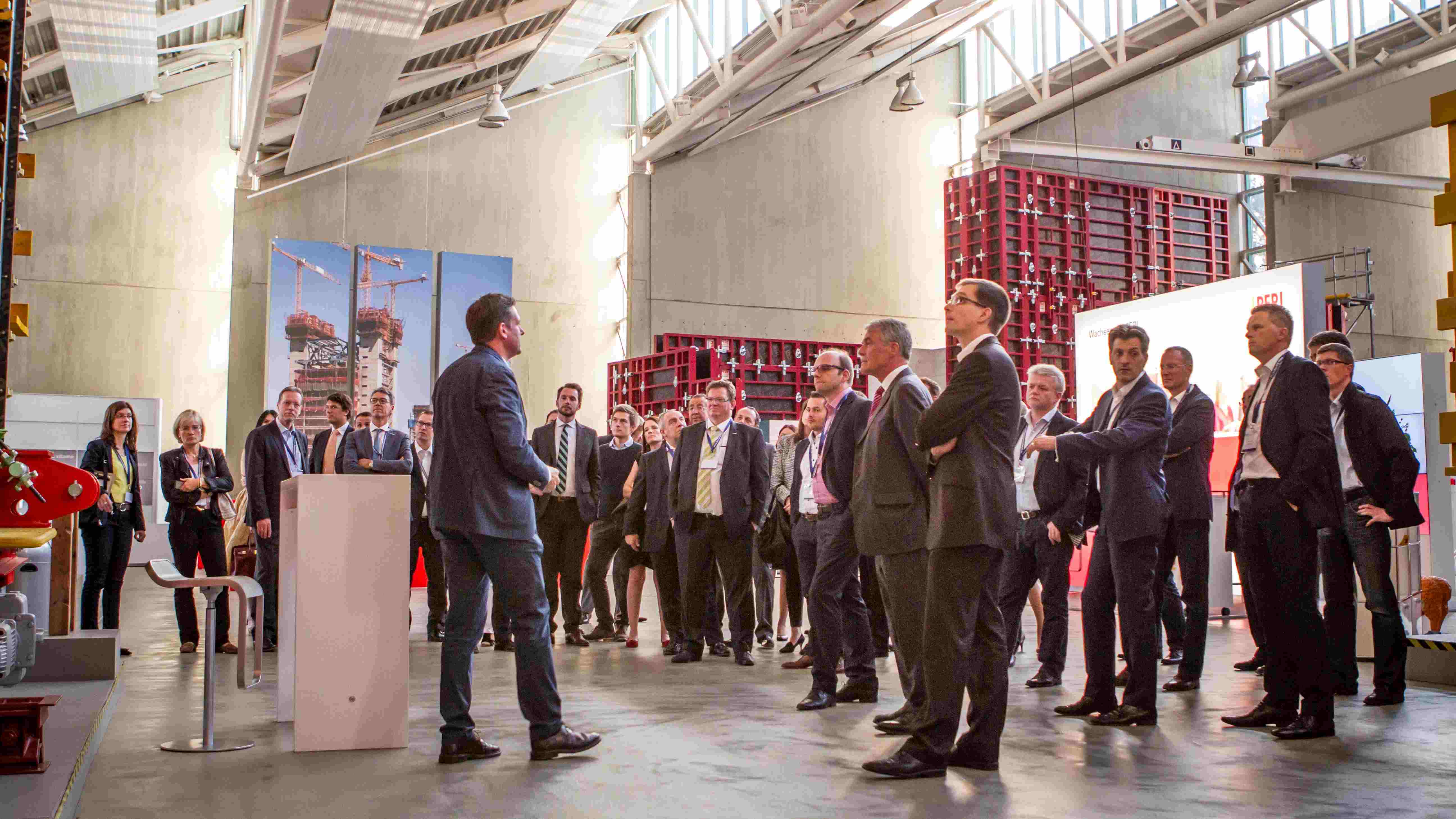 Peri Werksbesichtigung Unternehmer-Lounge Präsentation